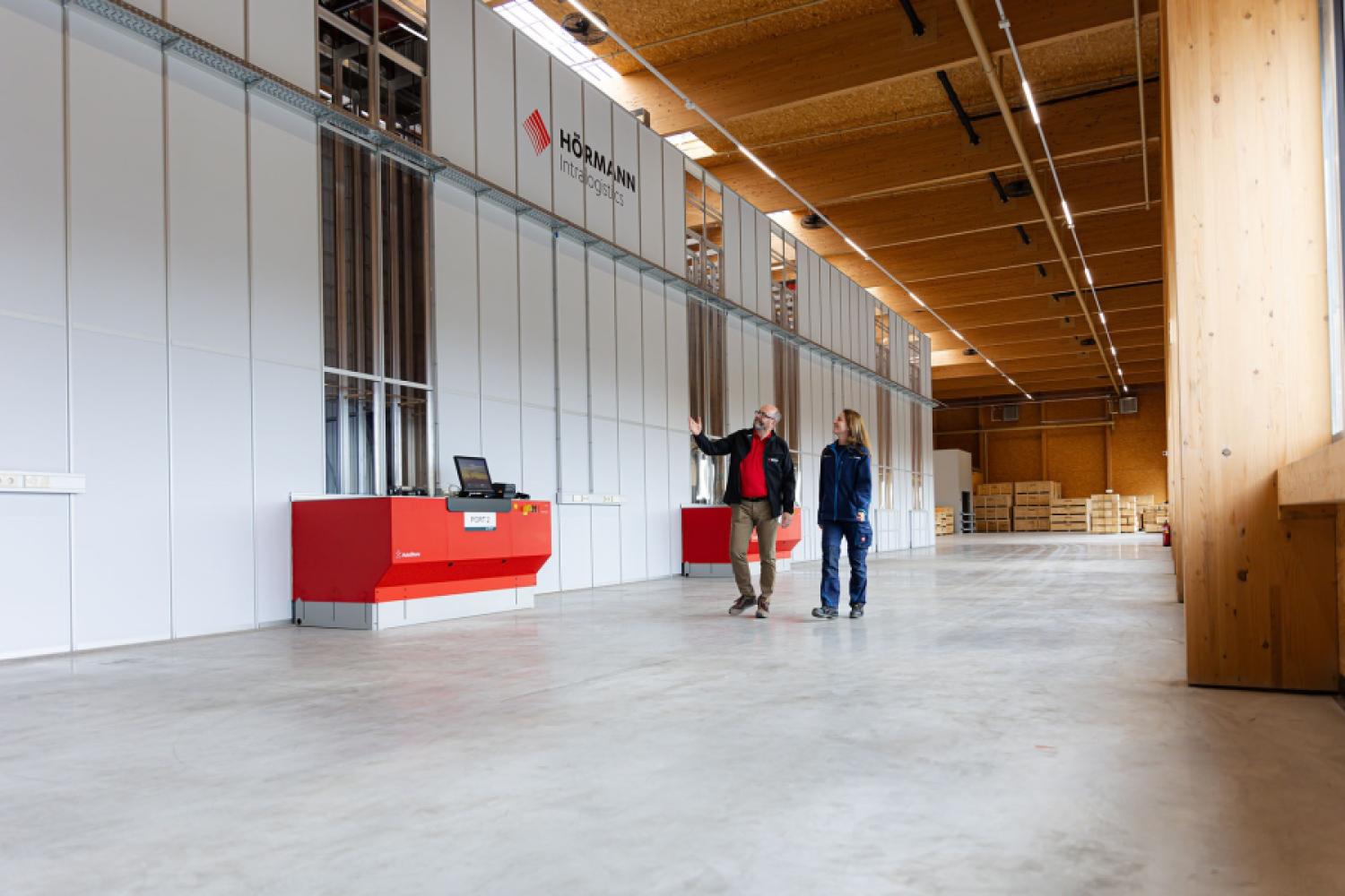 Site inspection and handover of the brand-new AutoStore facility by Cargo-Partner near Vienna. The workstations on the mezzanine are visible. (Image: Hörmann Intralogistics)