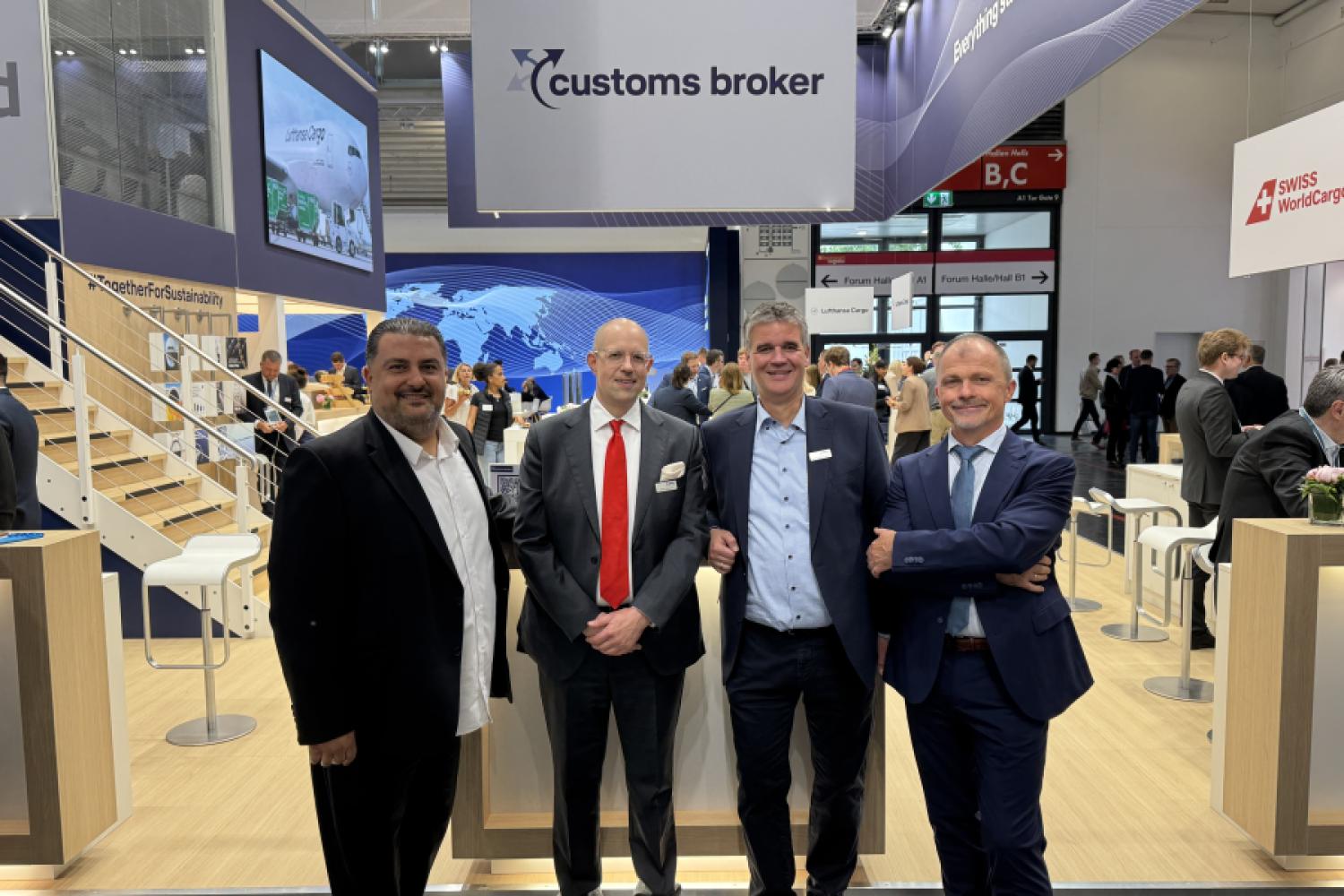 De izquierda a derecha: Murat Odabas (CB Customs Broker), Patrik Tschirch (LUG aircargo handling), Marcus Hoffmann-Rothe (LUG aircargo handling) y Uwe Glunz (CB Customs Broker). (Imagen: CB Customs Broker)