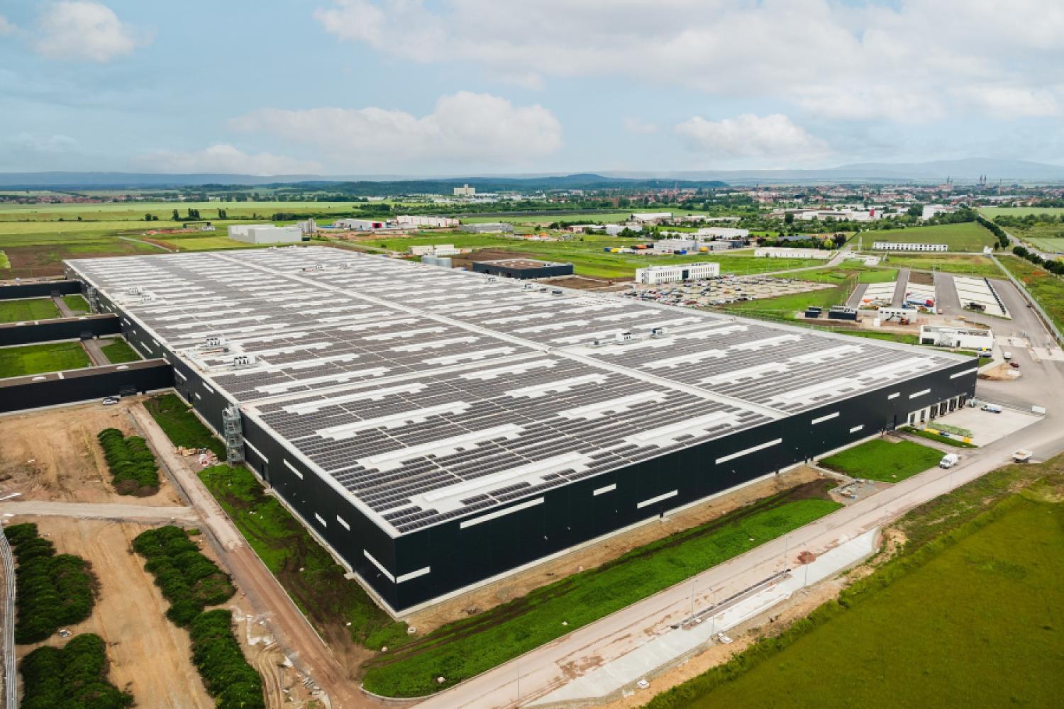 The Daimler Truck Global Parts Center in Halberstadt with visible rooftop featuring photovoltaic systems. (Image: Daimler)