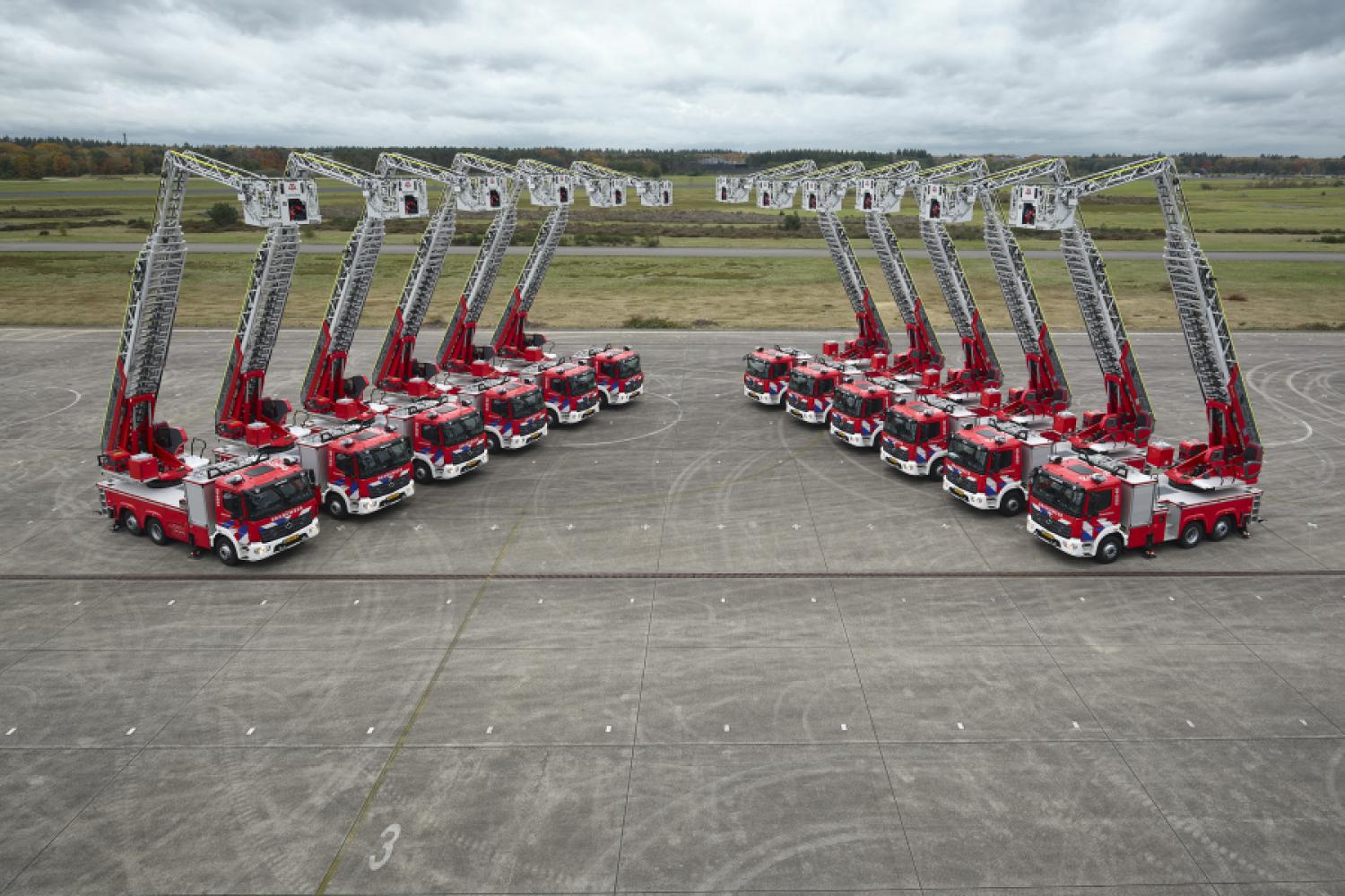 Twelve Mercedes-Benz Atego vehicles converted into special fire brigade vehicles are ready for deployment in narrow Dutch old town alleys. The five-part ladder sets allow for an operational height of 34 meters. | Image: Paul Nutzfahrzeuge.
