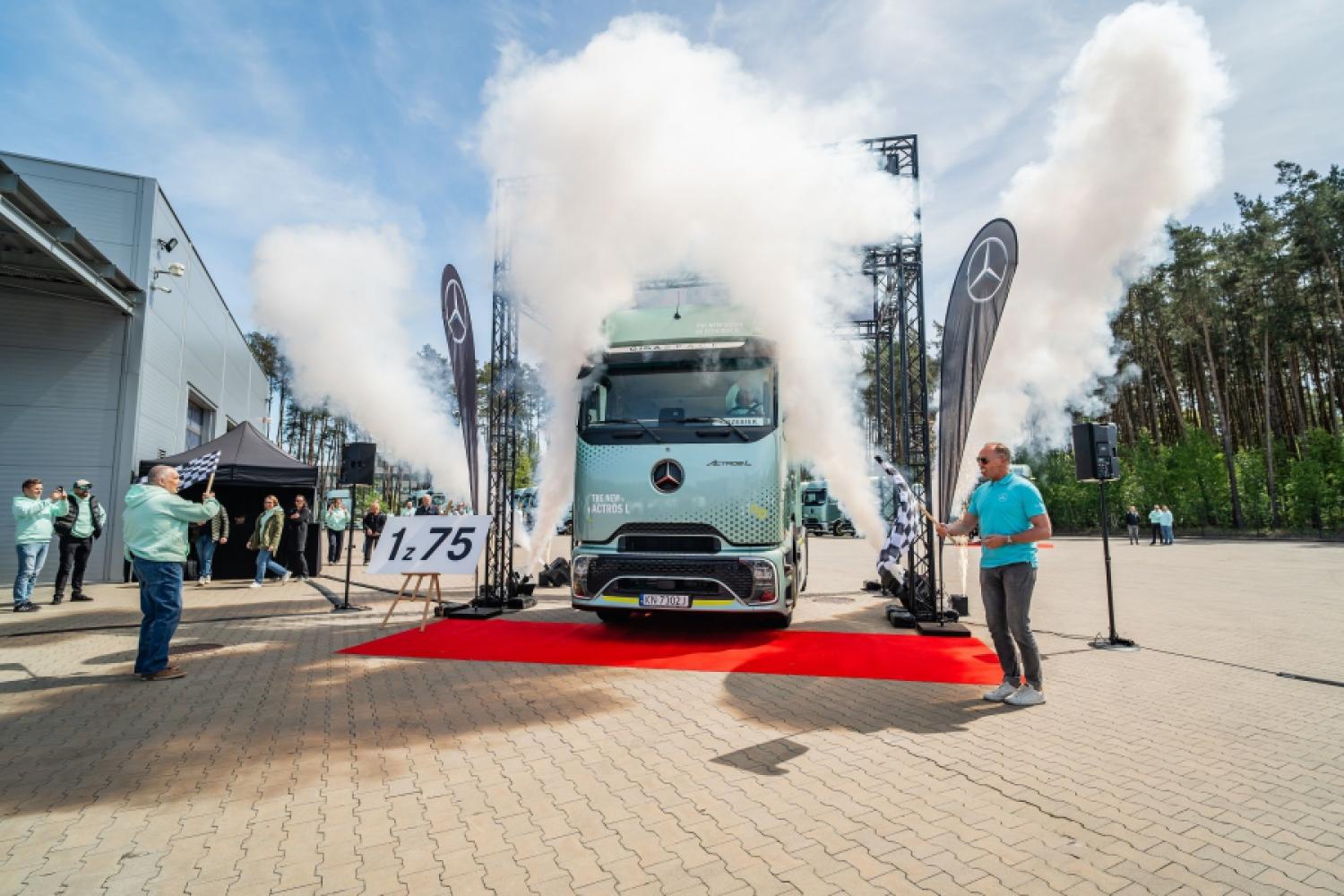 El nuevo centro de formación para camiones fue inaugurado solemnemente, al mismo tiempo que se lanza la campaña del camión de exhibición. (Foto: Daimler Truck AG)