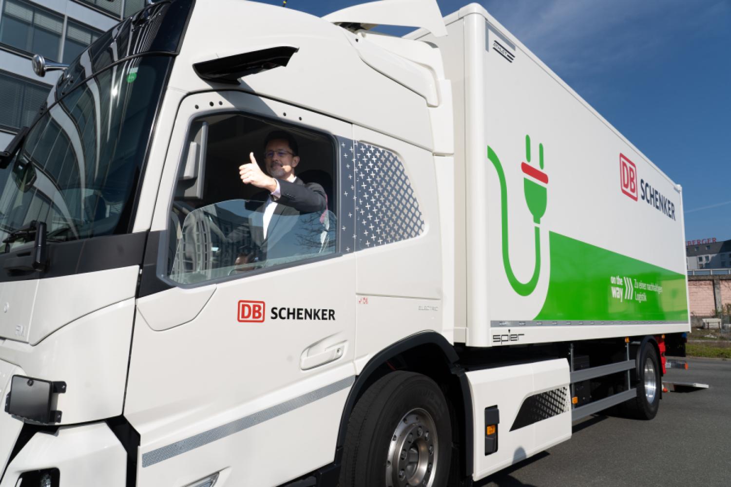 Marc Pühler, Senior Vice President – Head of System Operations Europe at DB Schenker, is pleased about the start of the test phase. | Image: Volvo