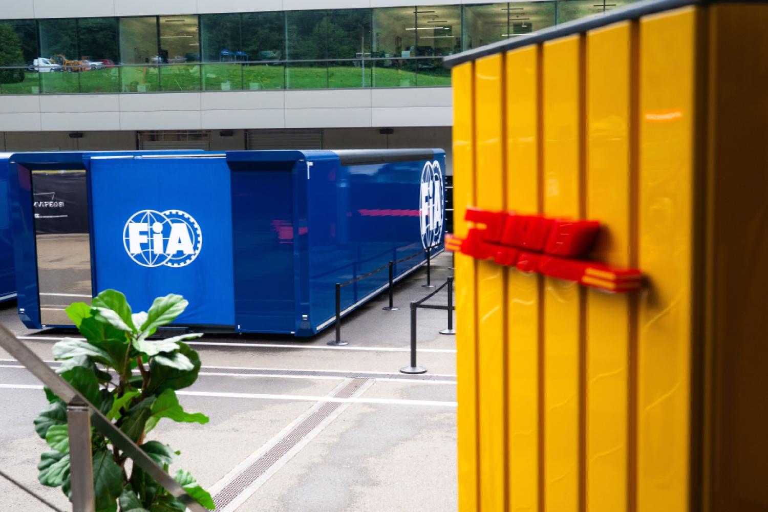 DHL chce wykorzystywać ciężarówki napędzane uwodornionym olejem roślinnym do transportu w Europie. Foto: DHL Group