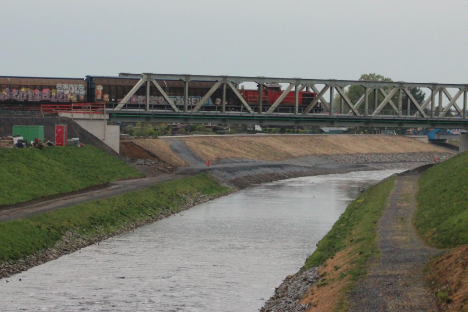 The joy was great when the first freight train passed over the new railway bridge over the Emscher on Maundy Thursday... (Photo: Hermann-Josef Möllenbeck / DeltaPort Niederrheinhäfen GmbH)
