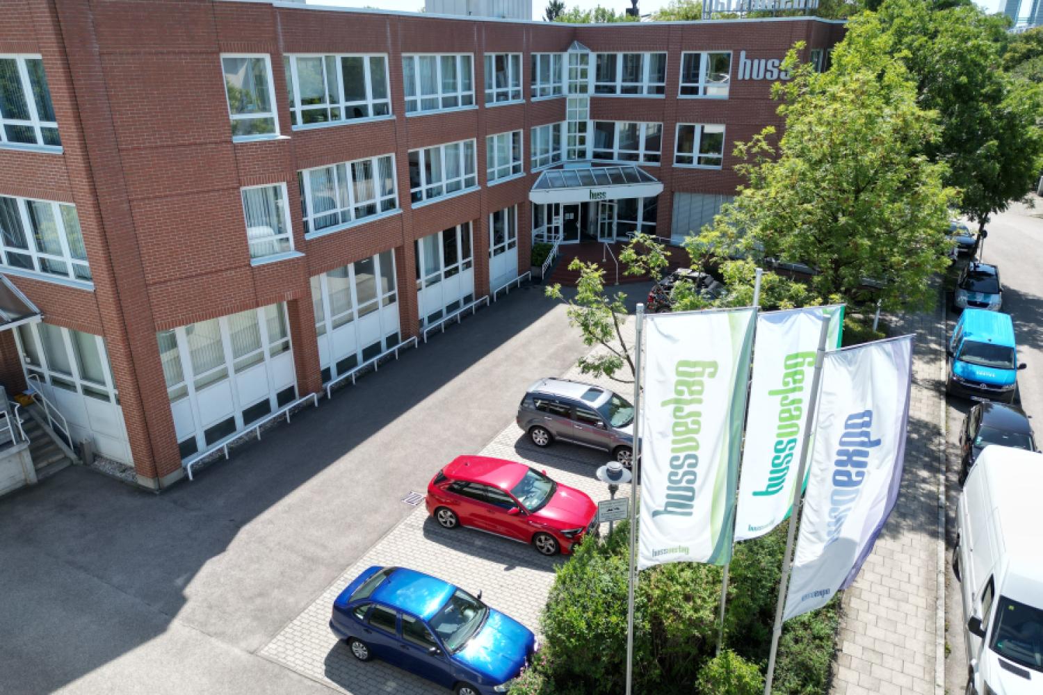 In 1986, HUSS VERLAG moved from the cramped premises on Friedrichstraße to the newly built publishing and printing building at Joseph-Dollinger-Bogen, the company's current headquarters. | Image: HUSS VERLAG.