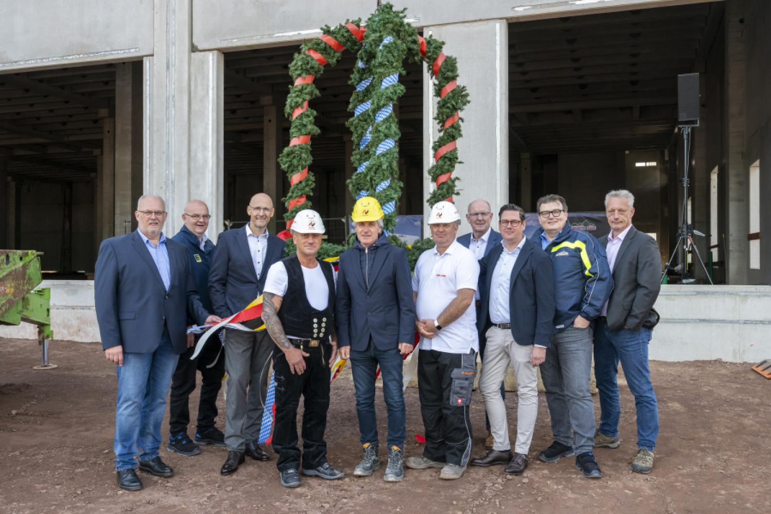 At the topping-out ceremony of the Bauerngut logistics center in Bückeberg, representatives from Edeka Minden-Hannover, its subsidiary Bauerngut, the city of Bückeburg and the district of Schaumburg, the company Klebl (general contractor), as well as from business, politics, and society gathered. (Image: Edeka Minden-Hannover, Thomas Meinicke)