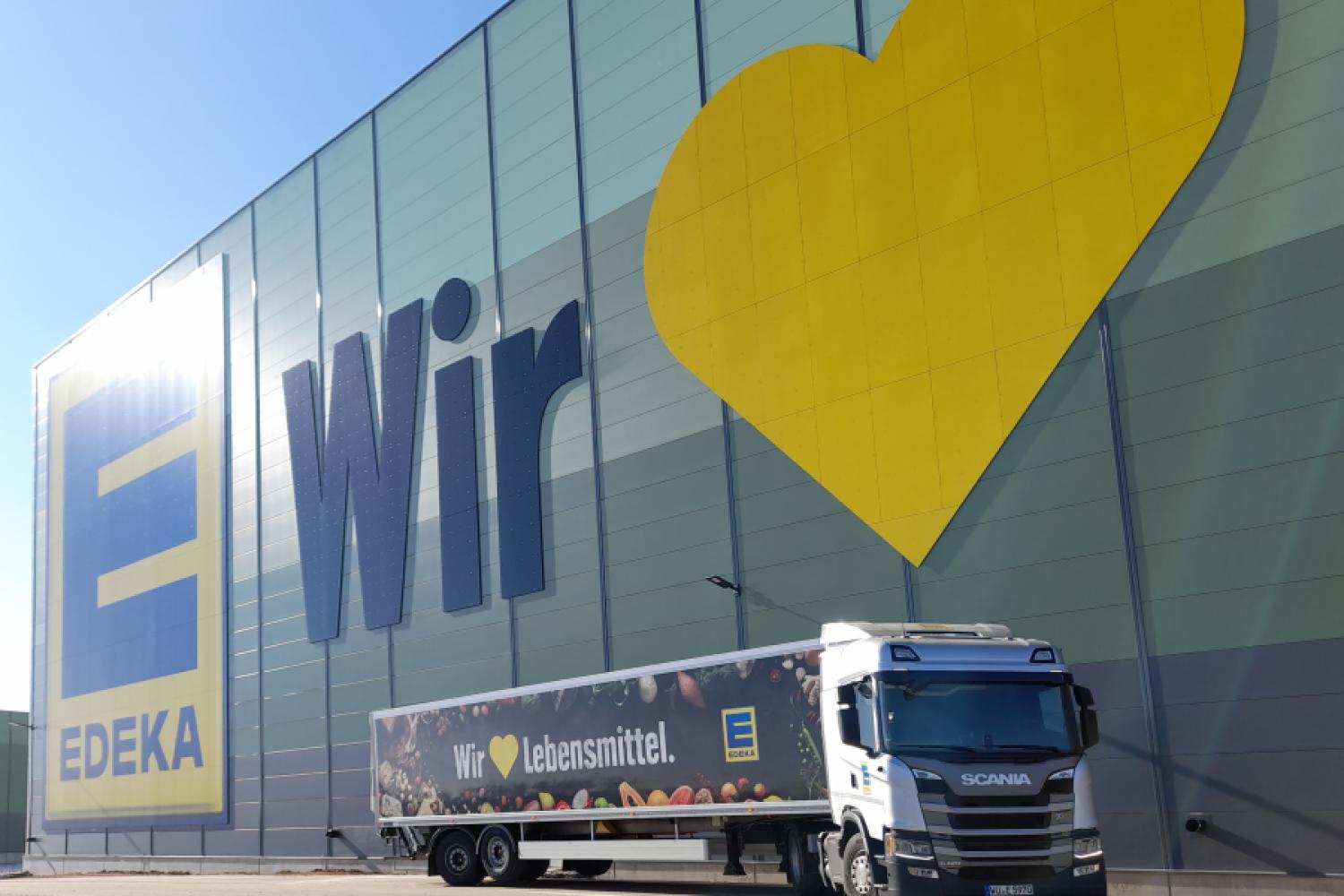 In the future with bio-CNG on the road: Edeka Nordbayern-Sachsen-Thüringen has decided on CNG trucks and is working with OG Clean Fuels for this purpose. The fleet conversion begins at the new logistics center at the Marktredwitz location – where the first vehicles are already in use. (Photo: Edeka/tu)