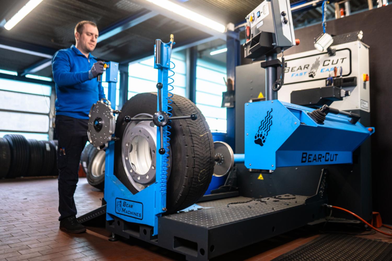 A workshop employee of the Schuon freight company operates the Bear Cut system for precise reworking of truck tires. (Photo: Bear Machines)