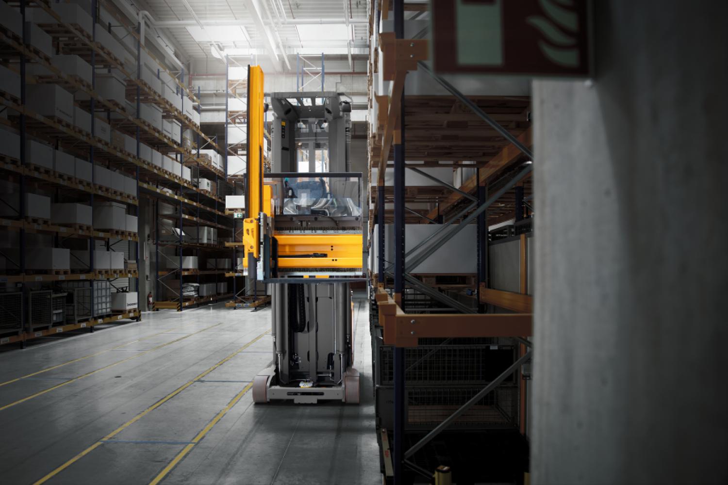 Two driverless narrow aisle forklifts “EKX 516a” by Jungheinrich will handle the storage and further transport of products at the Italian winery Fontanafredda in the Langhe region of Piedmont, along with automated conveyor technology and two driverless “EKS 215a”. (Image:
