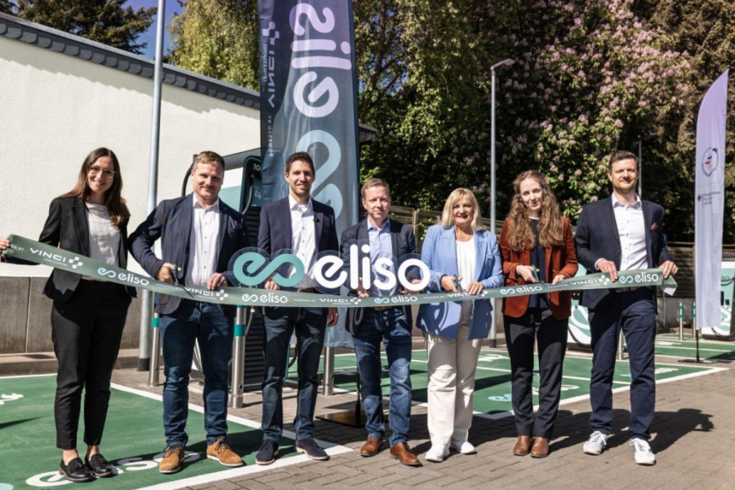 Generadores de energía (de izquierda a derecha): Josefin Link (Responsable de PR de Eliso), Björn Lindner (Managing Director Deutschlandnetz), Johannes Brodführer (Fundador y CEO de Eliso), Robert Straube (CEO de Eliso), la alcaldesa de Georgsmarienhütte Sra. Bahlo, Laura Arzt (Especialista en Sector Público y Asuntos, Toll Collect GmbH), Amadeus Regerbis (Director del Programa Deutschlandnetz). | Foto: Eliso