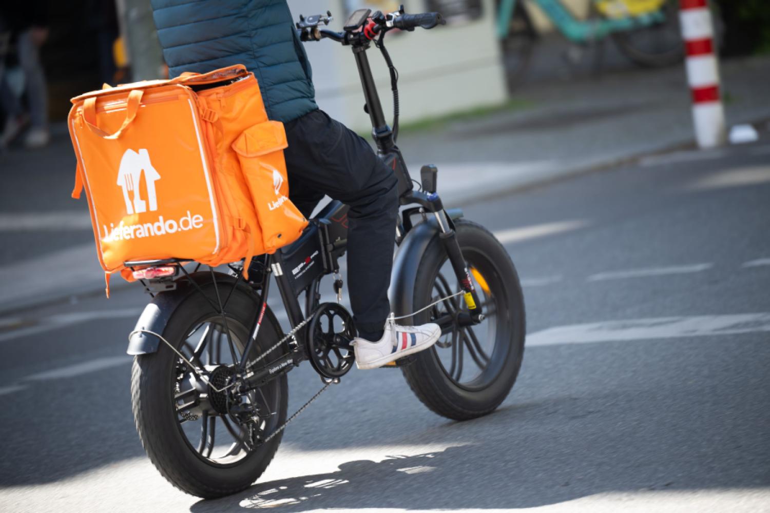 Berlin: A driver for the food delivery service Lieferando drives down a street. The major Delivery Hero shareholder Prosus wants to incorporate the Lieferando parent company Just Eat Takeaway in a billion-dollar deal. (Photo: Sebastian Gollnow/dpa)
