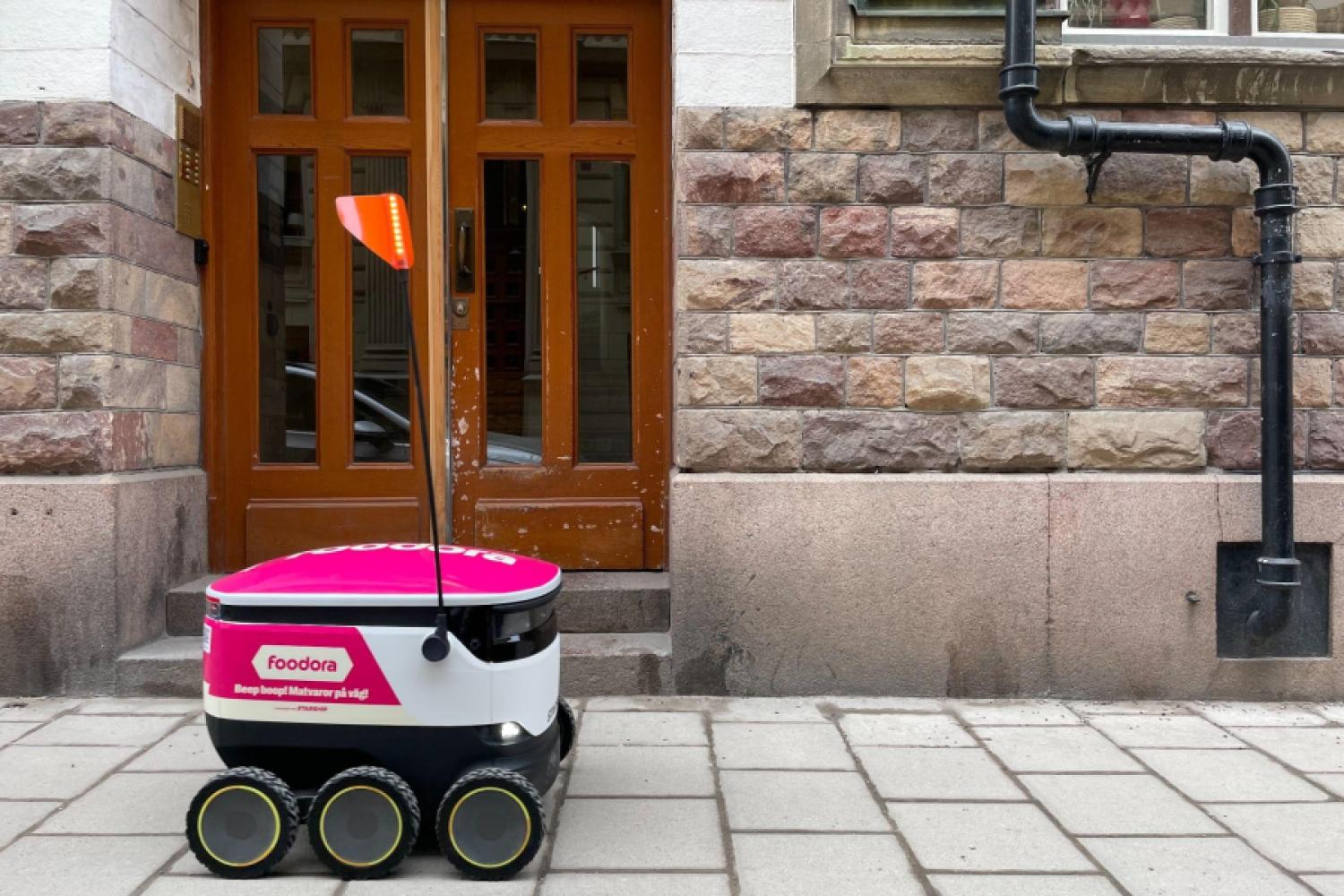 Self-reliant Robo: In Stockholm, foodora is testing the first Starship units for autonomous door delivery. | Photo: foodora