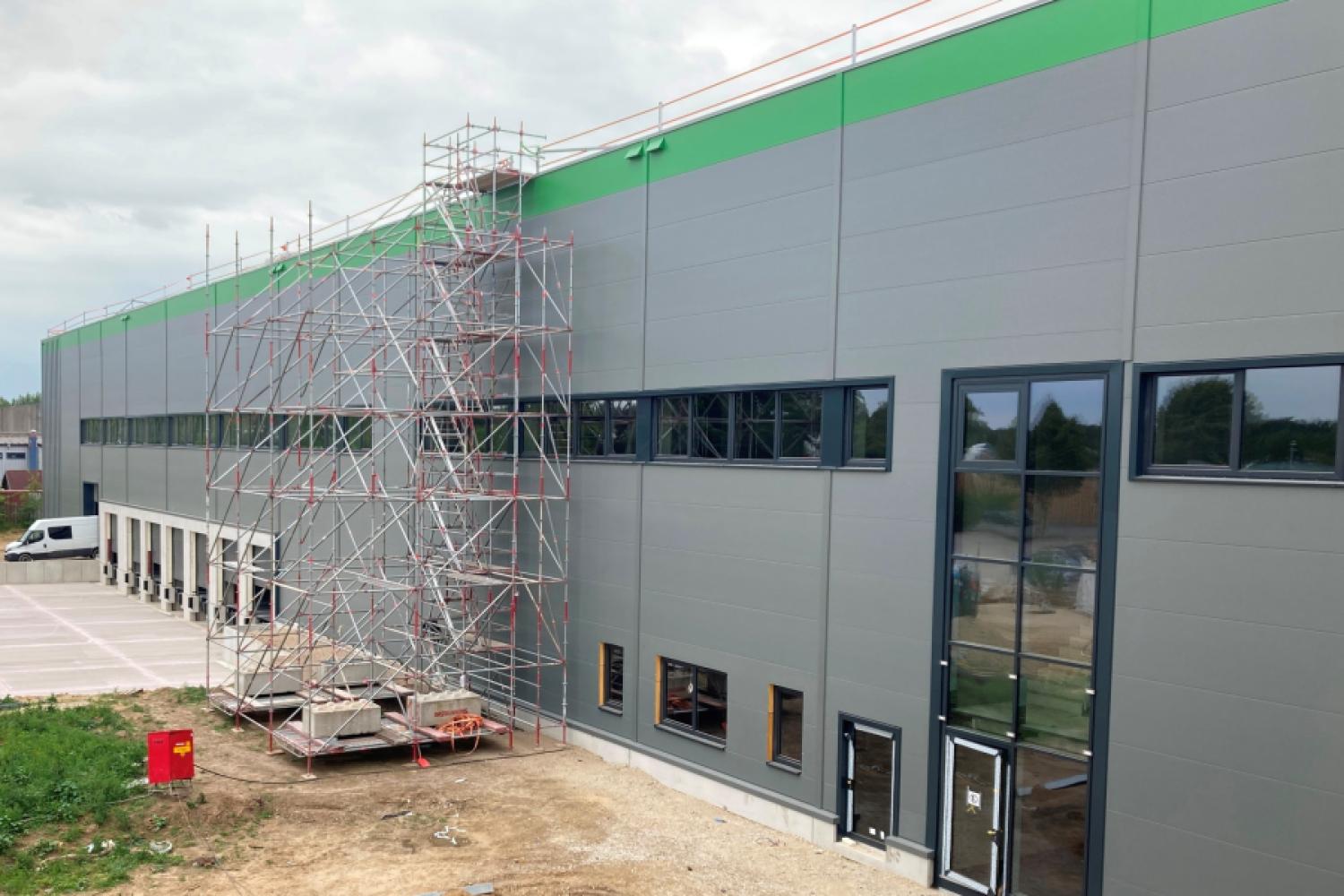 Garpa will use the logistics property from Garbe Industrial in Lüneburg for the storage, assembly, and repair of garden furniture. (Image: Garbe Industrial)