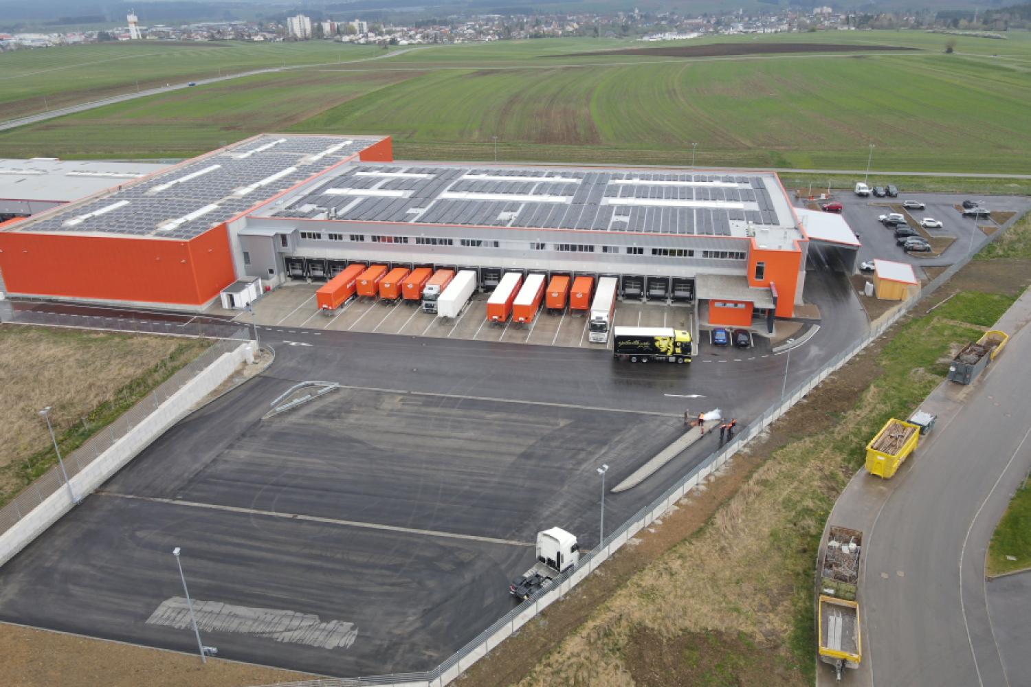 The new 4,000 square meter logistics hall in Aldingen is equipped with a heat pump and a photovoltaic system - the electricity is intended to be used for electrically operated transport vehicles, trucks, and cars, as well as for building climate control. (Photo: Gebrüder Weiss)