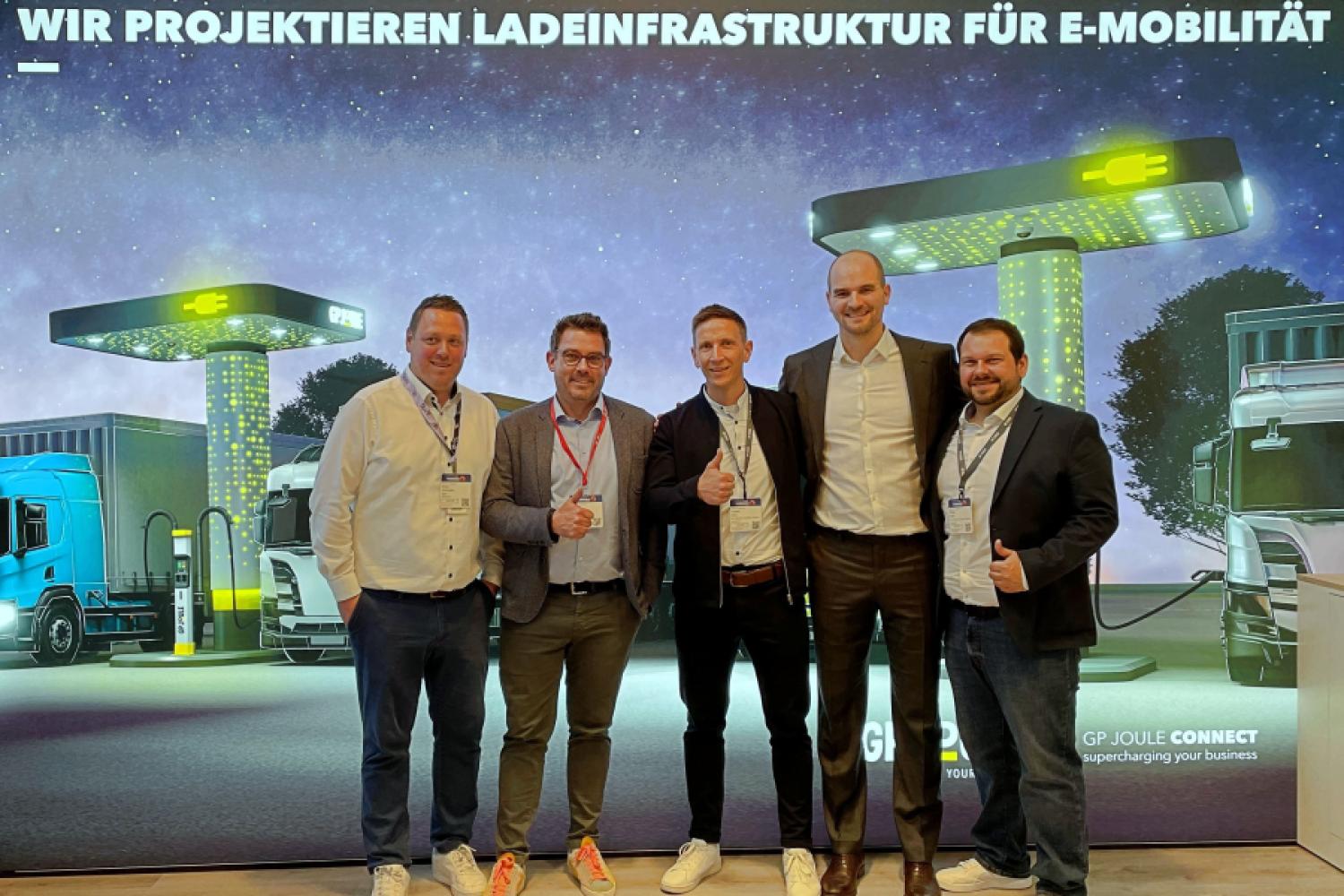 (from left) Mario Wellmann (Head of Sales at Spirii), Tim Görts (Director General Mobility DACH & CEE at UTA Edenred), Torben Jöns (Authorized Signatory at GP Joule Connect), Dr. Carl Phillip Tüllmann-de Lima, and Phillip Elwin (both from GP Joule Connect) are pleased about the collaboration. (Photo: GP Joule)