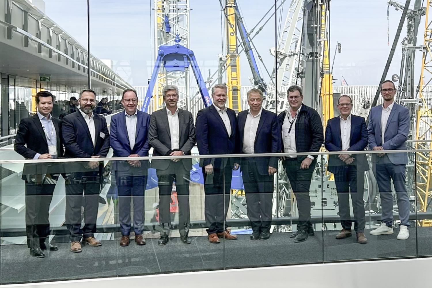 Liebherr y SSI Schäfer en la bauma 2025 (de izquierda a derecha): Hirohito Imakoji (Liebherr Logistics USA), Joerg Ströbele (Liebherr-Logistics), Andreas Oy (SSI Schäfer), Mauro Lunardelli (SSI Schäfer), Kilian Ribhegge (Liebherr-Logistics), Peter Edelmann (SSI Schäfer Gruppe), Robert Ebenhoch (Liebherr-Purchasing Services GmbH), Martin Barth (Liebherr-Logistics), Sebastian Goetz (Liebherr-Logistics) | Imagen: Liebherr