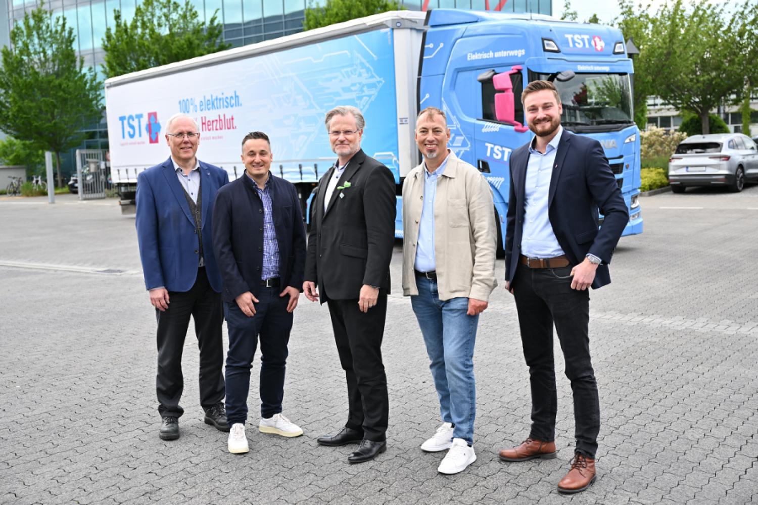 Ensemble pour une logistique durable (de gauche à droite) : Andreas Hardt (Werner &amp; Mertz Service &amp; Logistik), Marcel Bicking (TST), Reinhard Schneider (Werner &amp; Mertz), Andreas Nicolai (TST), Yannic von Raesfeld (Werner &amp; Mertz) : (Photo : Werner &amp; Mertz)