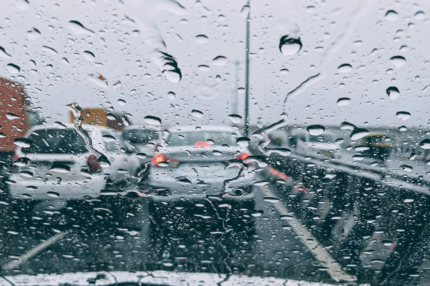 Sudden heavy rainfall can affect any driver: They should then stop and avoid flooded roads. Otherwise, there is a risk of damage to the engine and electronics, among other things. Photo: GTÜ