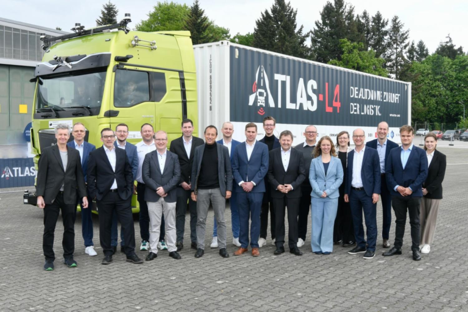 Representantes de los doce socios del proyecto ATLAS-L4 en el evento de clausura en Penzing con Ernst Stöckl-Pukall, jefe de la sección de «Digitalización e Industria 4.0» en el Ministerio Federal de Economía (primera fila, segundo desde la derecha) y Georg Grüneißl, jefe de estrategia de producto y planificación de MAN Truck &amp; Bus, como representante del líder del consorcio del proyecto (primera fila, en el centro). (Foto: Consorcio ATLAS-L4)