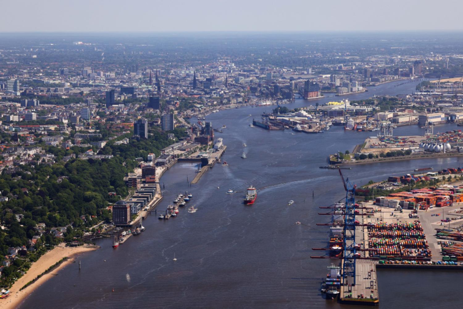 View over the Elbe to the port of Hamburg with downtown Hamburg in May 2024. (Photo: Christian Charisius/dpa)
