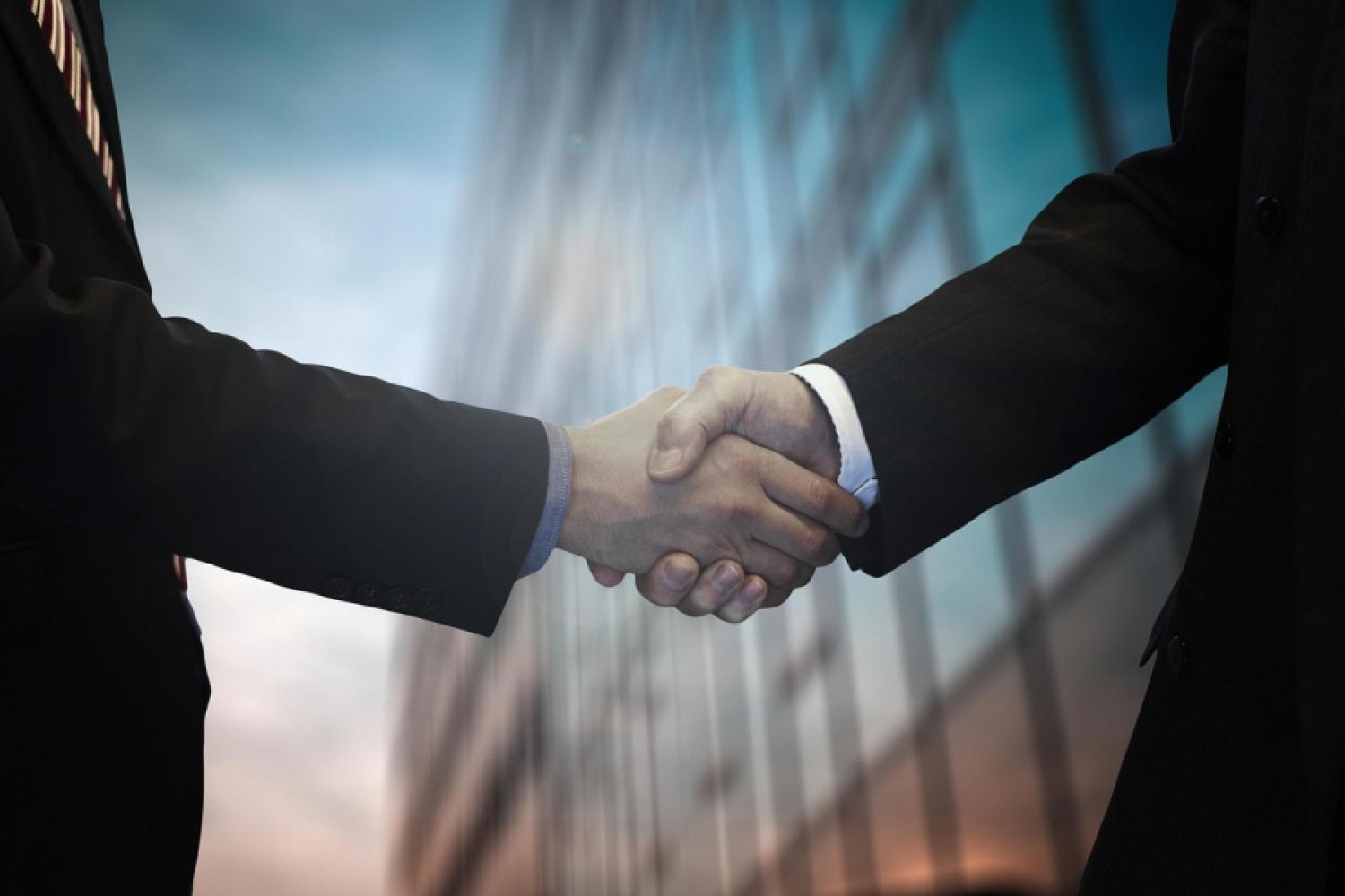 „Partnerstwo w centrum uwagi: Uścisk dłoni między dwoma biznesmenami symbolizuje współpracę w branży logistycznej – jednak nowe wyzwania dla tych partnerstw stawia niemiecka ustawa o uczciwości płacowej w zamówieniach publicznych. (Foto: Pixabay)
