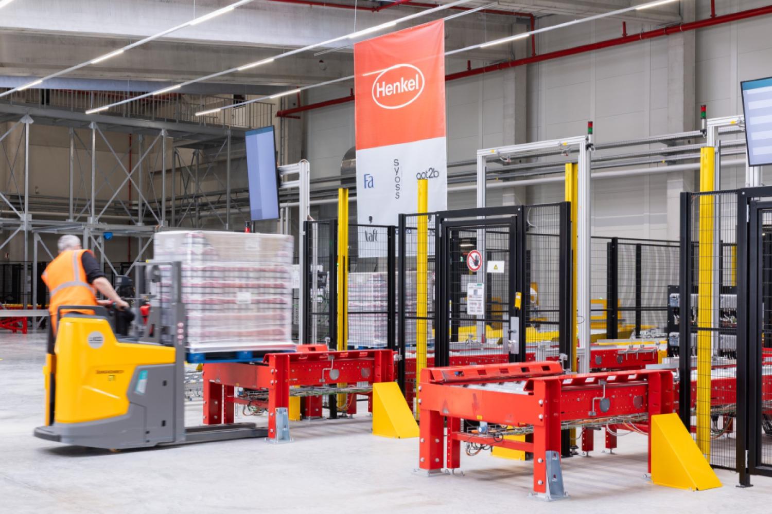 Within an hour, up to 250 pallets can be stored and retrieved in Henkel's new high-bay warehouse in Wassertrüdingen. (Image: Henkel)