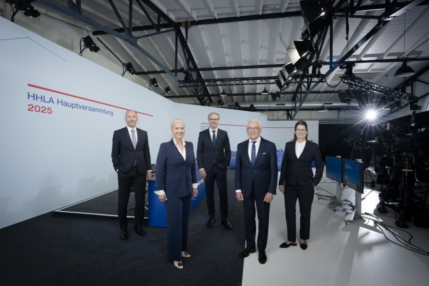 Executive Board and Supervisory Board Chairman of HHLA at the Annual General Meeting 2025 (from left to right: Executive Board Member Jens Hansen, Executive Board Chairwoman Angela Titzrath, Executive Board Member Torben Seebold, Supervisory Board Chairman Prof. Dr. Rüdiger Grube, Executive Board Member Annette Walter). (HHLA/Nele Martensen)