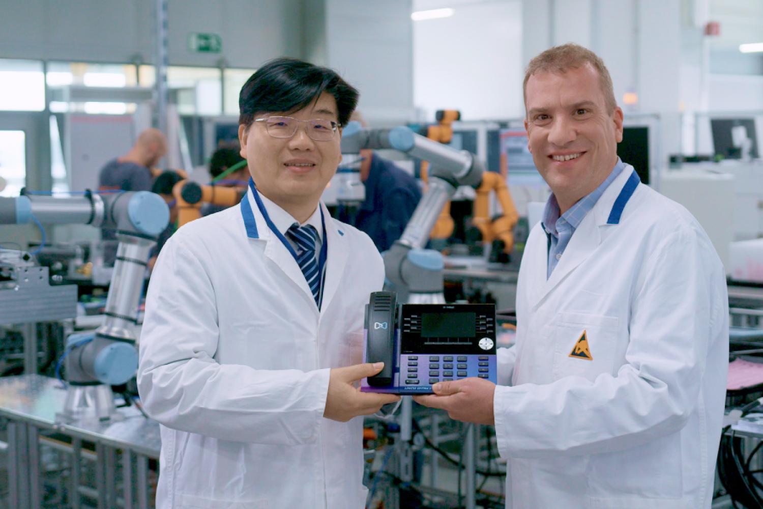 Mitel will have its IP phones manufactured in the future by Gigaset in Bocholt. Hillson Cheung, President of Telecommunication Products at VTech, the parent company of Gigaset (left), and Martin Bitzinger, Senior Vice President, Product Management at Mitel. (Photo: Mitel)