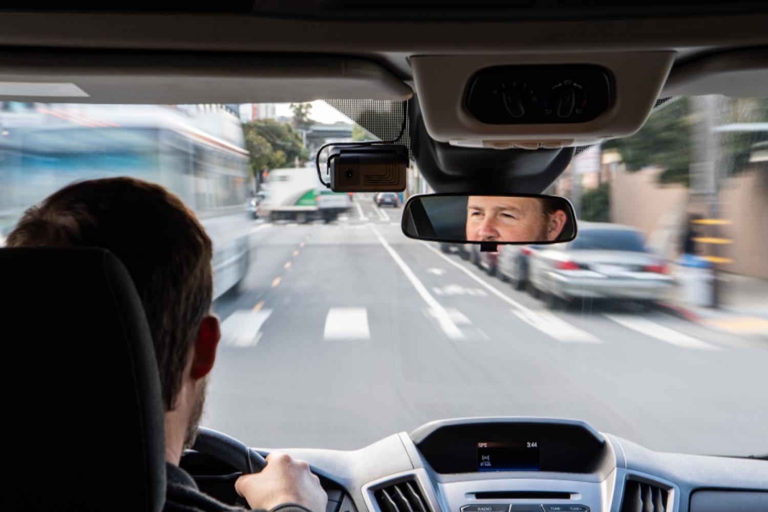 En un seminario web gratuito del periódico Transport en colaboración con Samsara, aprenderá cómo, mediante el uso de cámaras de tablero impulsadas por IA y análisis de datos, se pueden identificar y evitar riesgos antes de que se conviertan en costos significativos. | Imagen: Samsara