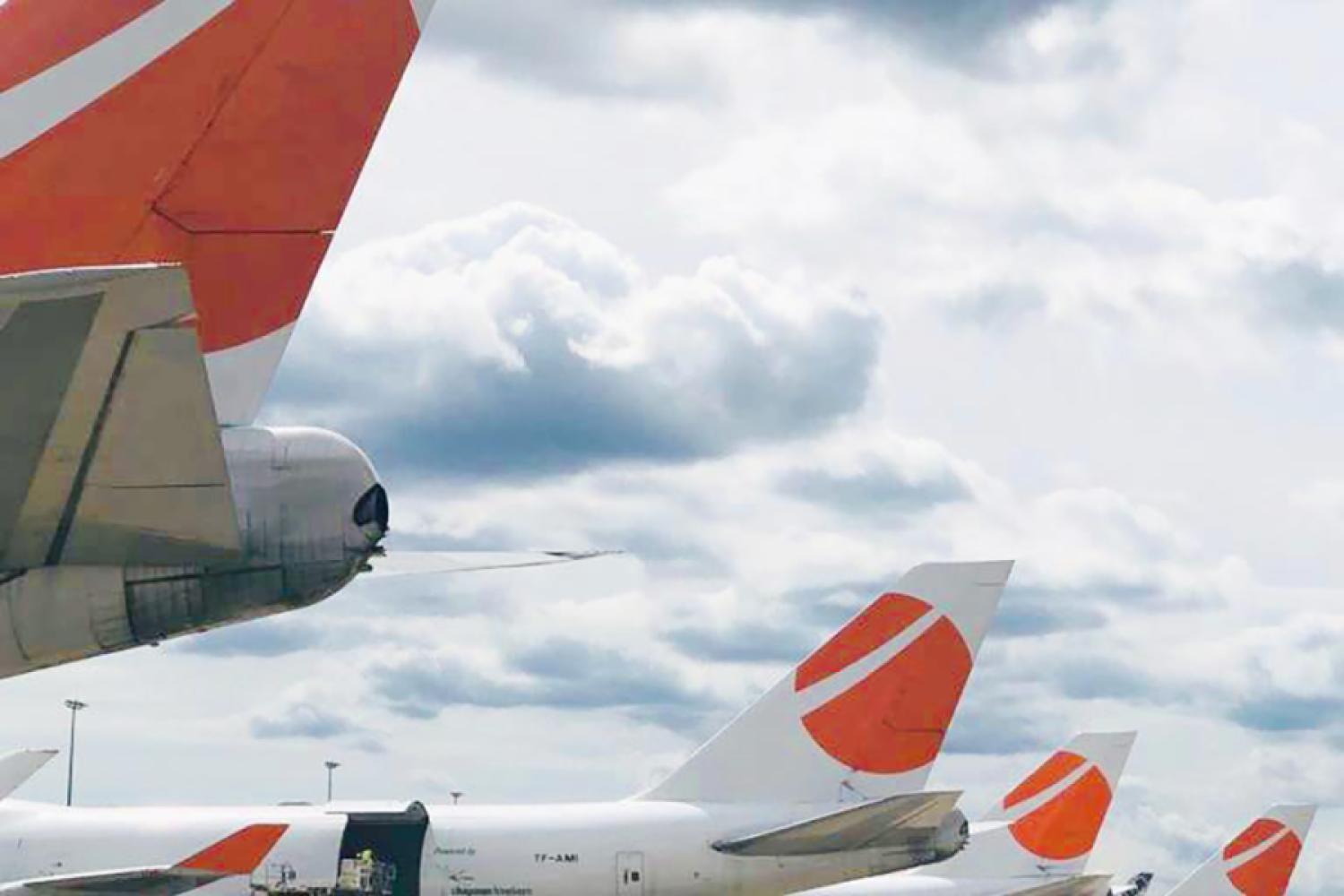 Ready for the next round: Magma freighter on the ground, containers ready for loading. (Photo: Magma Aviation)