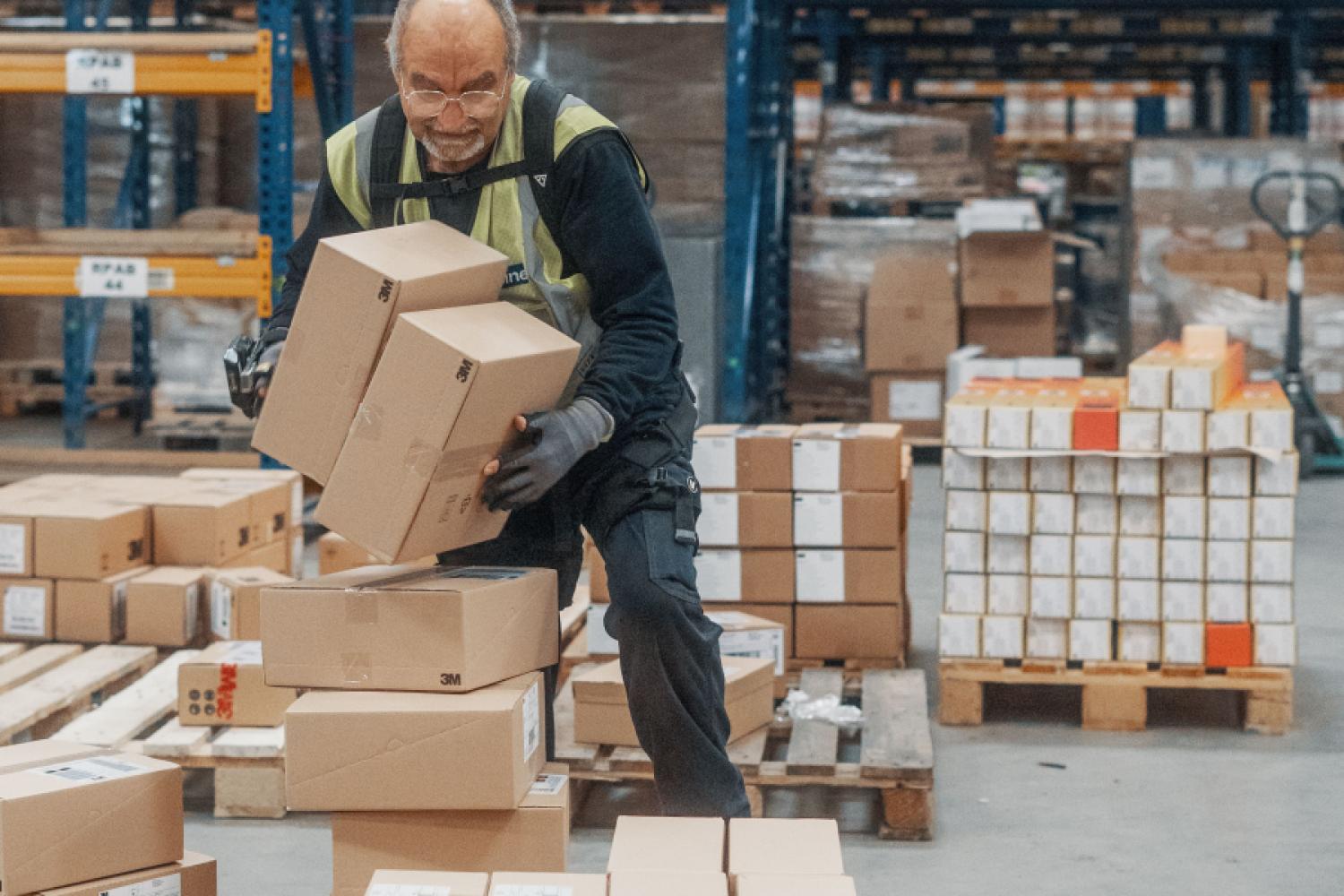 The small logistics company relies on the passive exoskeleton BionicBack from Htrius. (Photo: Htrius)