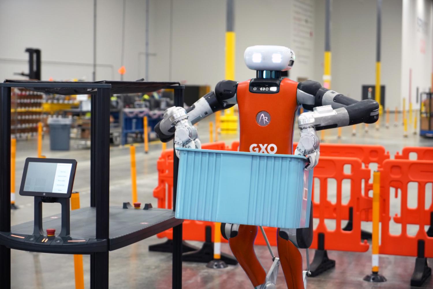 In the USA, GXO Logistics is already using the humanoid robot Digit to carry boxes of women's fashion from a transport robot to the conveyor system. (Image: GXO Logistics)