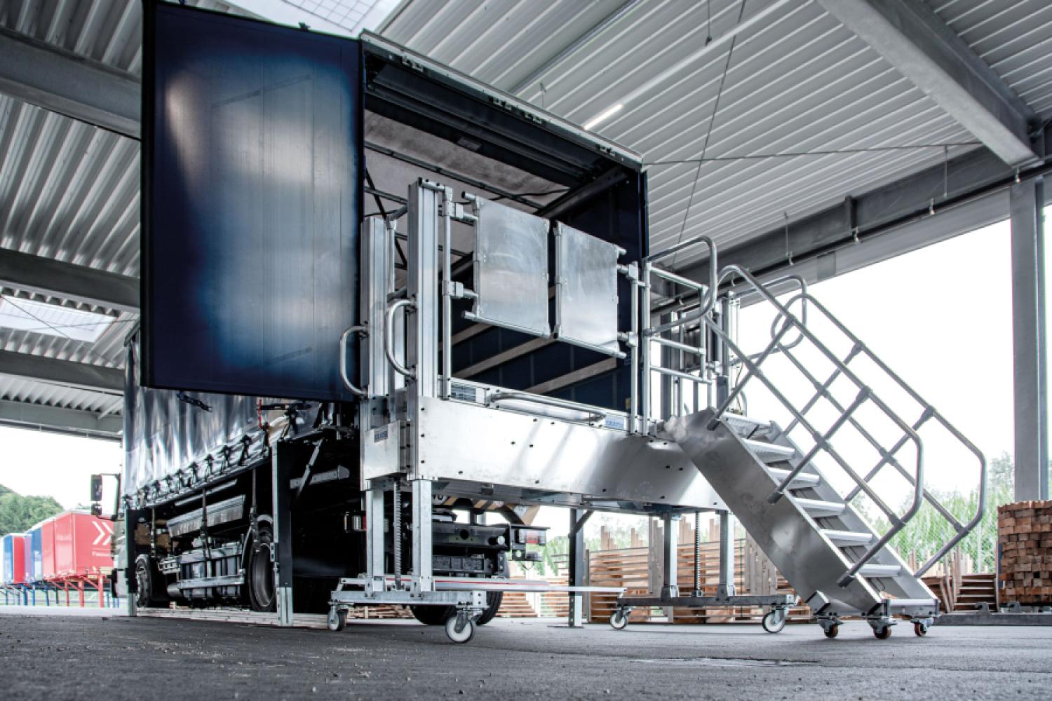 The platform staircase is equipped with an integrated swing door, through which forklifts can bring cargo onto the platform or pick it up from there. (Photo: Krause-Werk GmbH & Co. KG)