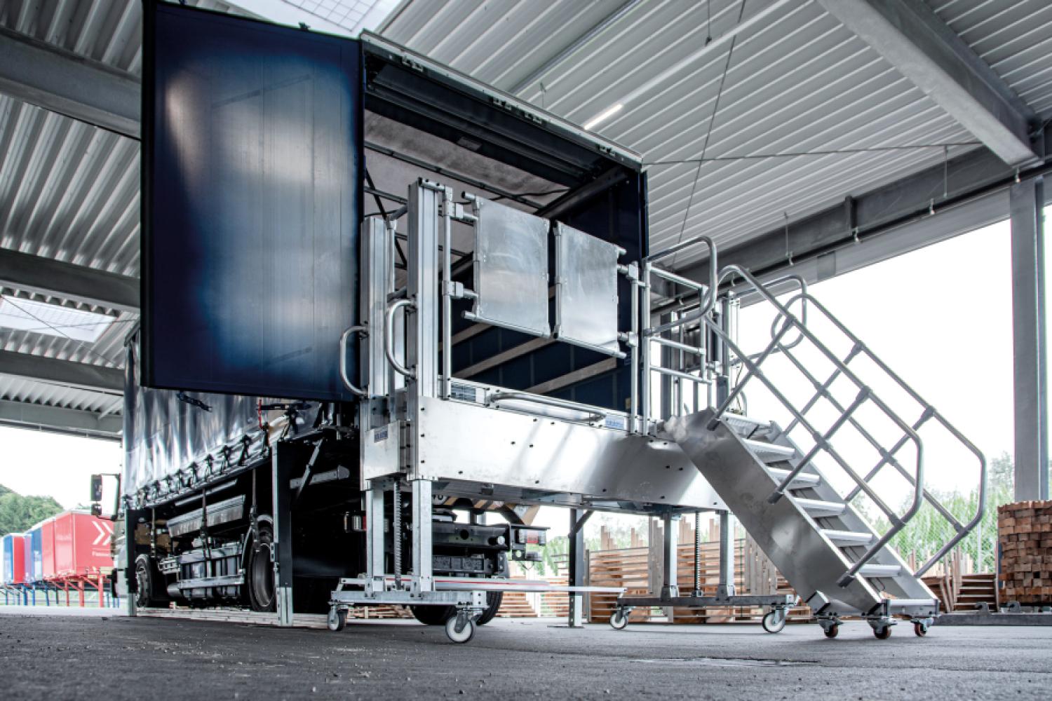 For loading and unloading trucks without a stationary loading ramp, Krause developed a special solution for a customer. | Image: Krause.