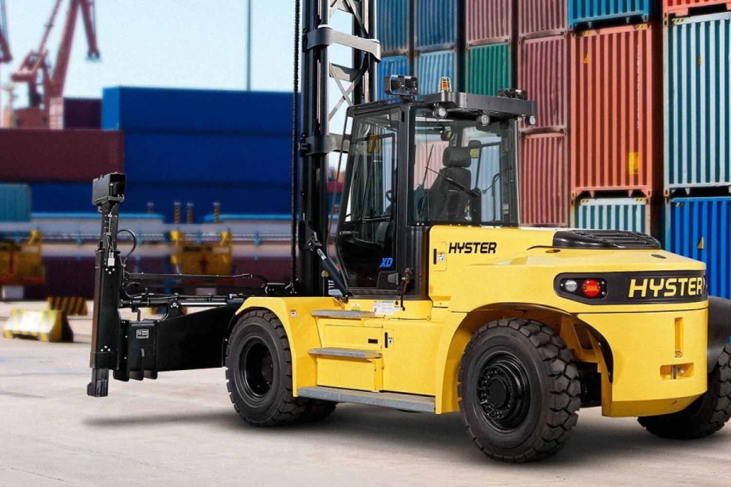 The new Hyster forklifts of the J6-7XD-EC3/4 series with lithium-ion batteries are suitable for heavy-duty use in container handling. (Photo: Hyster)