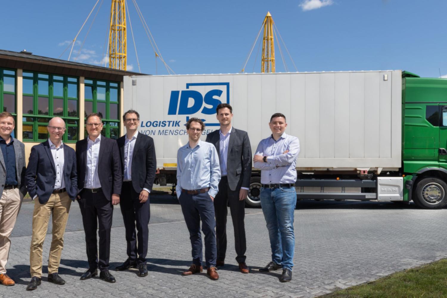 Contract signing in Rheine (from left to right): Tim Bittner and Dr. Michael Bargl (both Managing Directors of IDS), Philipp, Benedikt, Johannes, and Lukas Lohmöller (all Managing Directors of LSL Lohmöller) as well as Andreas Neudachin (Head of Forwarding LSL Lohmöller). (Photo: LSL Lohmöller)