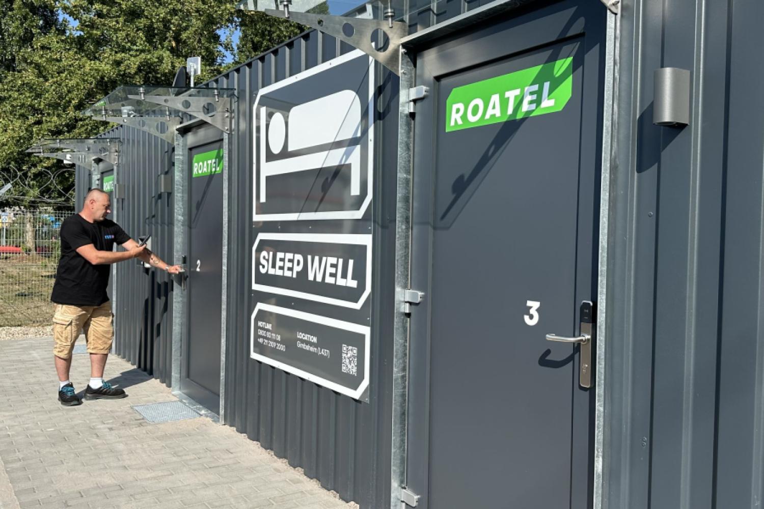 The logistics company TST has opened the first micro hotel at the Gimbsheim site (Rhineland-Palatinate) in collaboration with the Düsseldorf-based company Roatel GmbH, where professional drivers can spend their rest period. | Image: TST/Roatel