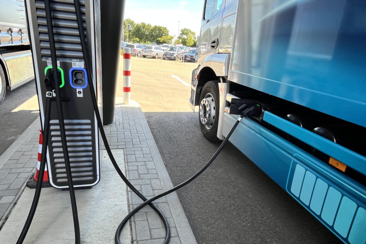 Elektryfikacja w transporcie towarowym: Wiele przedsiębiorstw logistycznych inwestuje w technologie oparte na energii elektrycznej - od e-ciężarówek po infrastrukturę chłodniczą. (Foto: C. Harttmann)