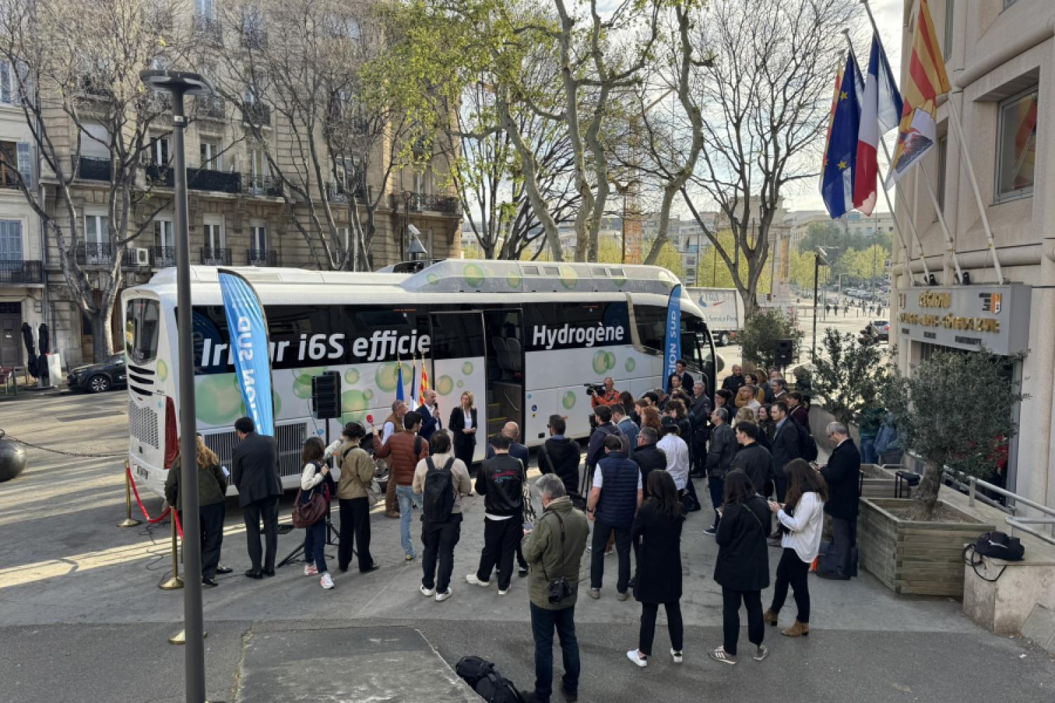 The hydrogen-powered coach Irizar i6S Efficient Hydrogen successfully completed a round trip between Ormaiztegi, the company's headquarters, and the city of Briançon in the French Alps. The total distance covered was 2,500 km. | Image: Irizar.