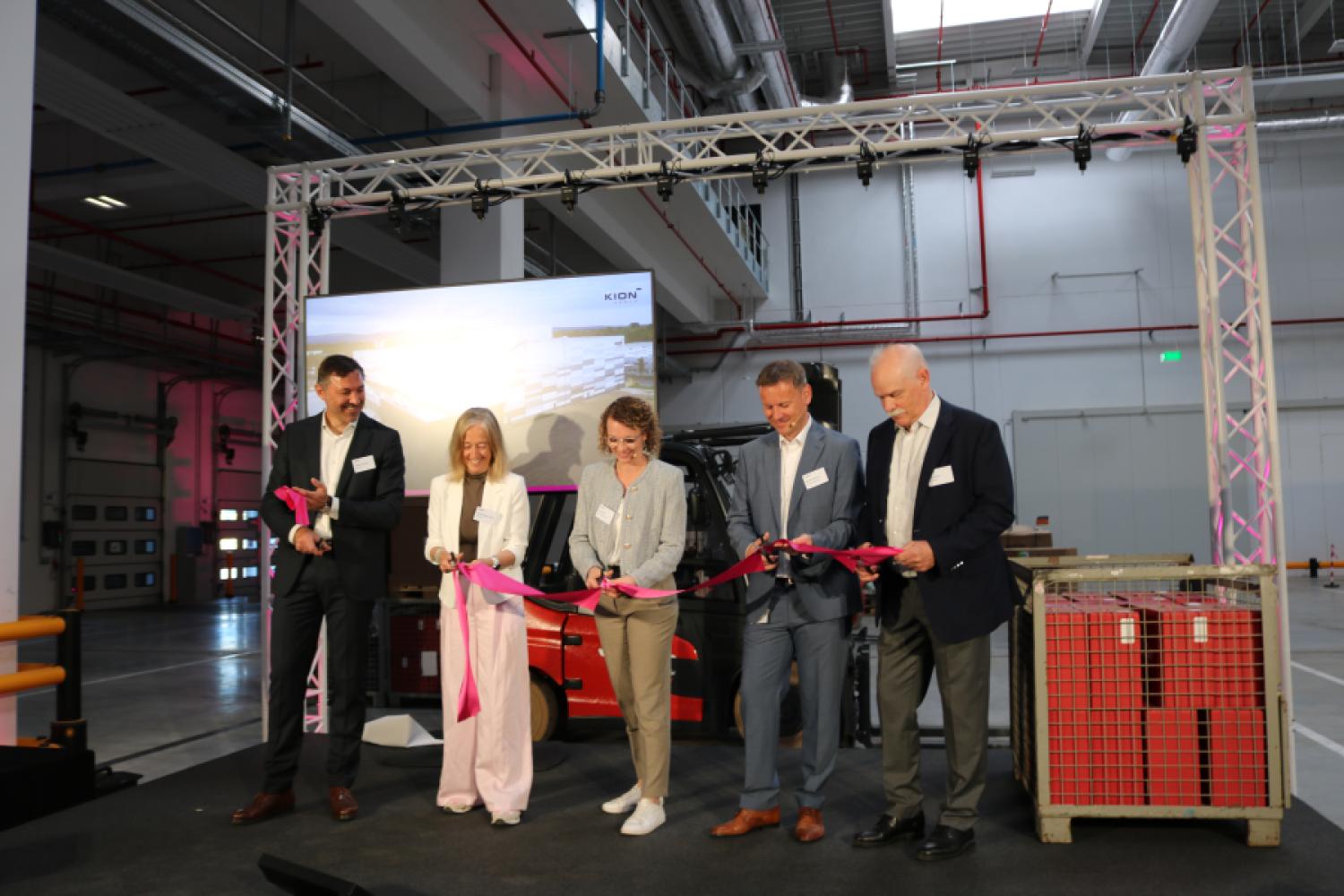 La cinta roja se corta en la inauguración del nuevo centro de repuestos de Kion en Kahl (de izquierda a derecha): Andreas Krinninger, Presidente de KION ITS EMEA, Christine Mezger Behan, Vicepresidenta Senior de Operaciones de Cadena de Suministro de Kion, Julia Fischer, Alcaldesa de Kahl, Markus Kellermann, Director Senior del Centro de Distribución Regional Kahl, y René Sickler, Director General de Dematic DACH. (Imagen: Gunnar Knüpffer)