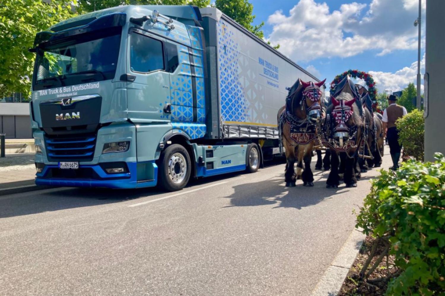 Paulaner dostarczył piwo: eTGX-em i furmanką. | Foto: G. Soller