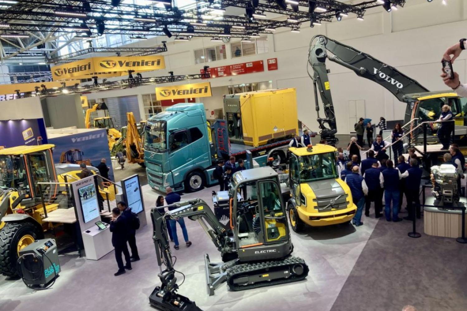 Extremely Consistent: After construction machinery and trucks, Volvo also electrified the articulated dumpers. The entire booth included ONLY e-mobility. | Photo: G. Soller