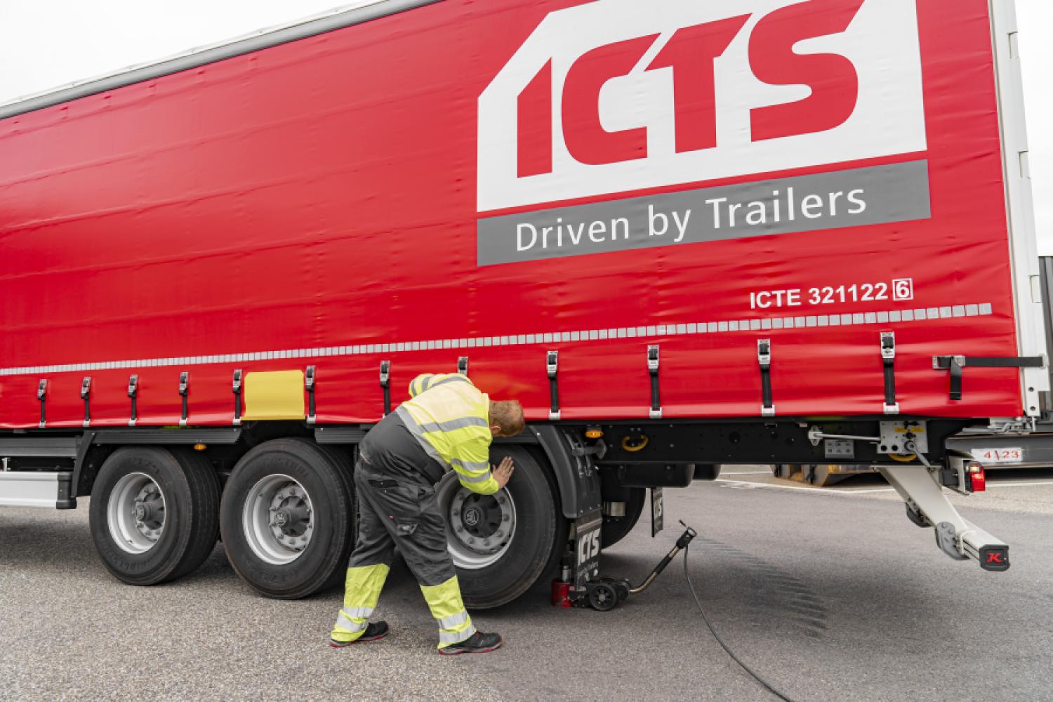 Service technicians ensure the safe operation of commercial vehicle trailers through regular maintenance and technical inspections. | Photo: Kässbohrer