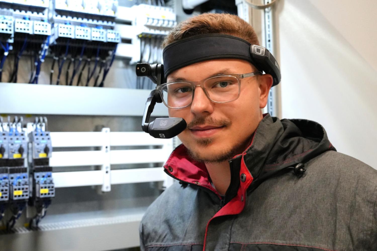 Grâce aux lunettes de données, des experts peuvent se connecter et aider à résoudre les problèmes. | Image : Kaufland