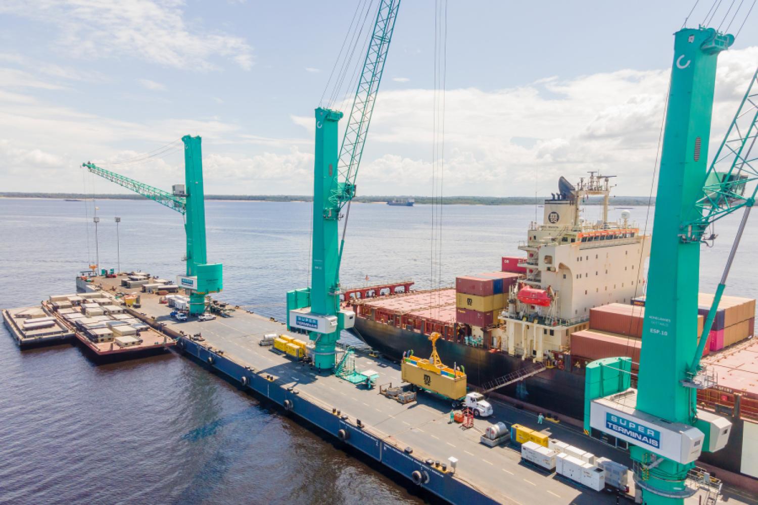 In the port of Manaus, ESP.10 mobile harbor cranes are used to efficiently handle general cargo and containers on floating piers. (Photo: Konecanes)