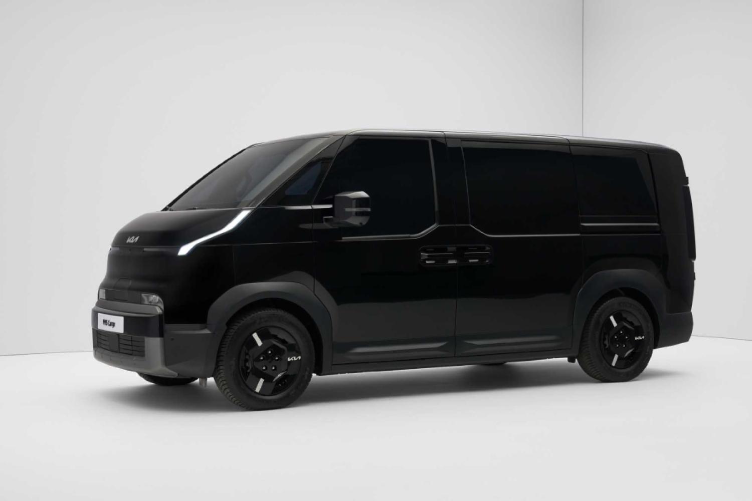Kia PV5 Cargo L2H1 oferuje 4,4 metra sześciennego przestrzeni ładunkowej, zasięg do 397 kilometrów i ma być dostarczany pierwszym klientom flotowym od końca 2025 roku. (Foto: Kia)