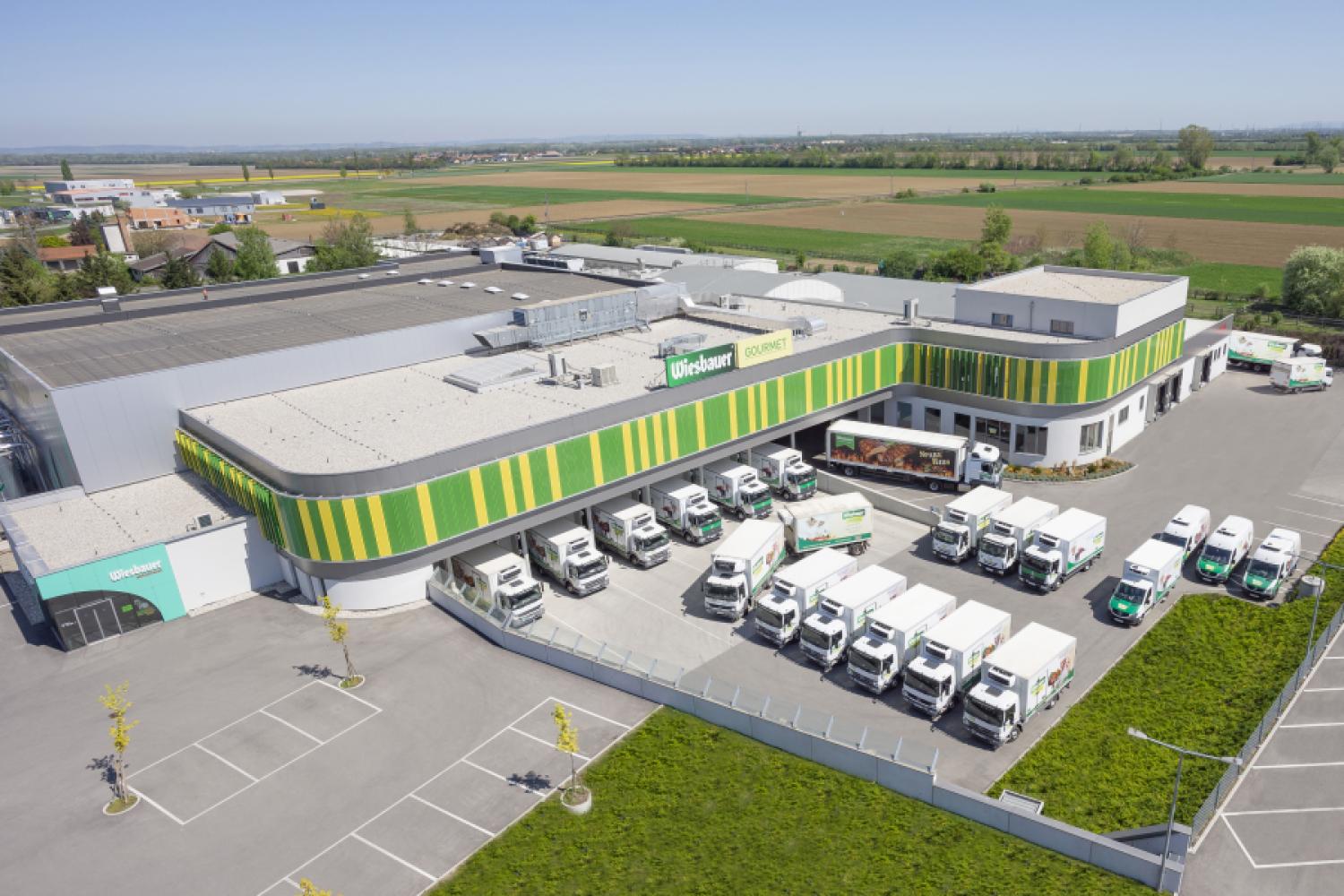 The Austrian gastronomy supplier Wiesbauer has commissioned the system integrator Klinkhammer Intralogistics to construct an automated three-aisle deep-freeze warehouse including the associated conveyor technology and sequencing workstations. An animation is depicted. (Image: Klinkhammer)