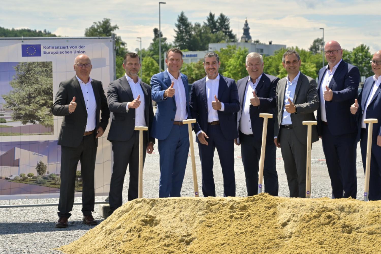 Groundbreaking in Aldersbach (from left): Franz-Josef Birkeneder (former plant manager), Gerhard Schwarz (plant manager), Bernd Spies (member of the board of Knorr-Bremse AG), Wolfgang Krinner (managing director of Knorr-Bremse SfN GmbH), Harald Mayrhofer (mayor of Aldersbach), Raimund Kneidinger (district administrator of the Passau district), Thomas König (planning office Schanderl), and Markus Eder (Eder-Bau-GmbH). (Photo: Knorr-Bremse)