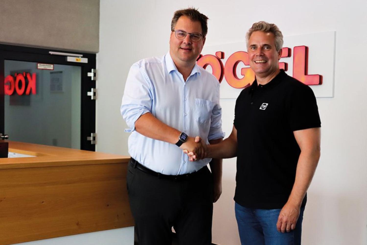 Thore Bakker (à gauche), CSO de Kögel Trailer GmbH, et Oliver Bange (à droite), VP de la région centrale chez TIP Trailer Services GmbH, scellent la cession de l'activité de location. | Image : Kögel
