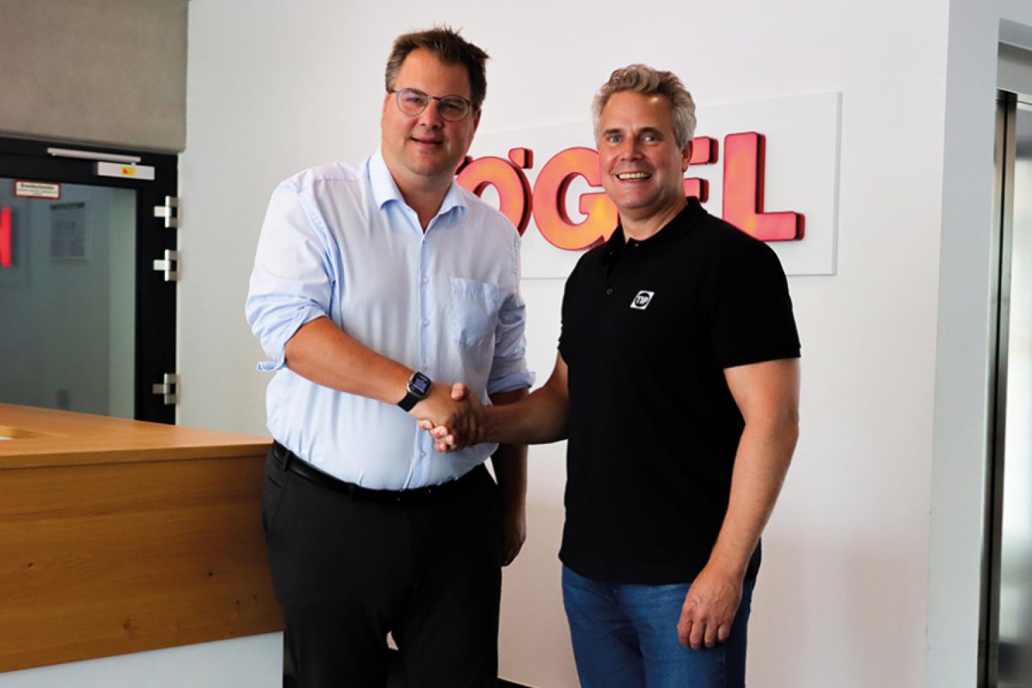 Thore Bakker (izq.), CSO de Kögel Trailer GmbH, y Oliver Bange, VP Región Central, TIP Trailer Services GmbH, sellan la futura colaboración. (Foto: Kögel Trailer GmbH)
